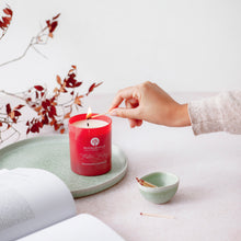 Lade das Bild in den Galerie-Viewer, Duftkerze "Festive Feeling" Bernstein & Sandelholz