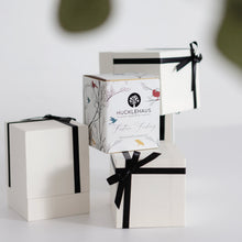 Lade das Bild in den Galerie-Viewer, Duftkerze "Festive Feeling" Bernstein & Sandelholz